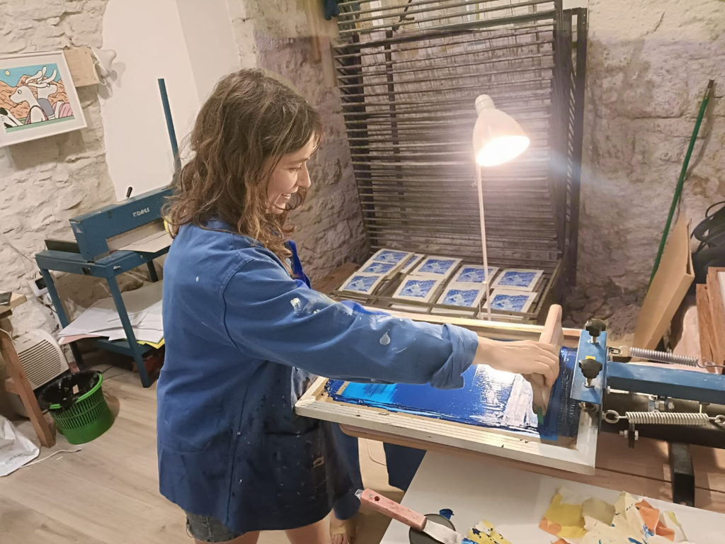 Isabelle Guilbaud sérigraphie dans son atelier